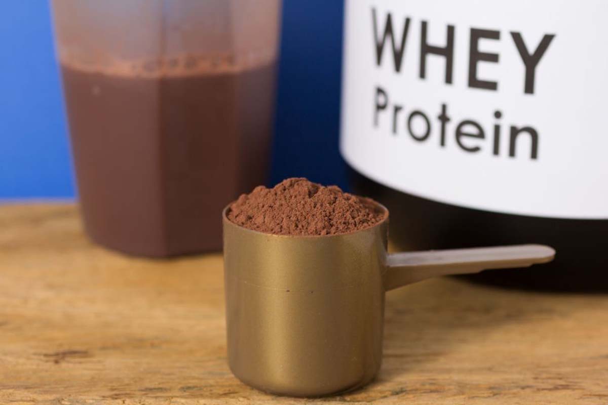 Whey protein engorda? Confira os mitos e verdades sobre o tema